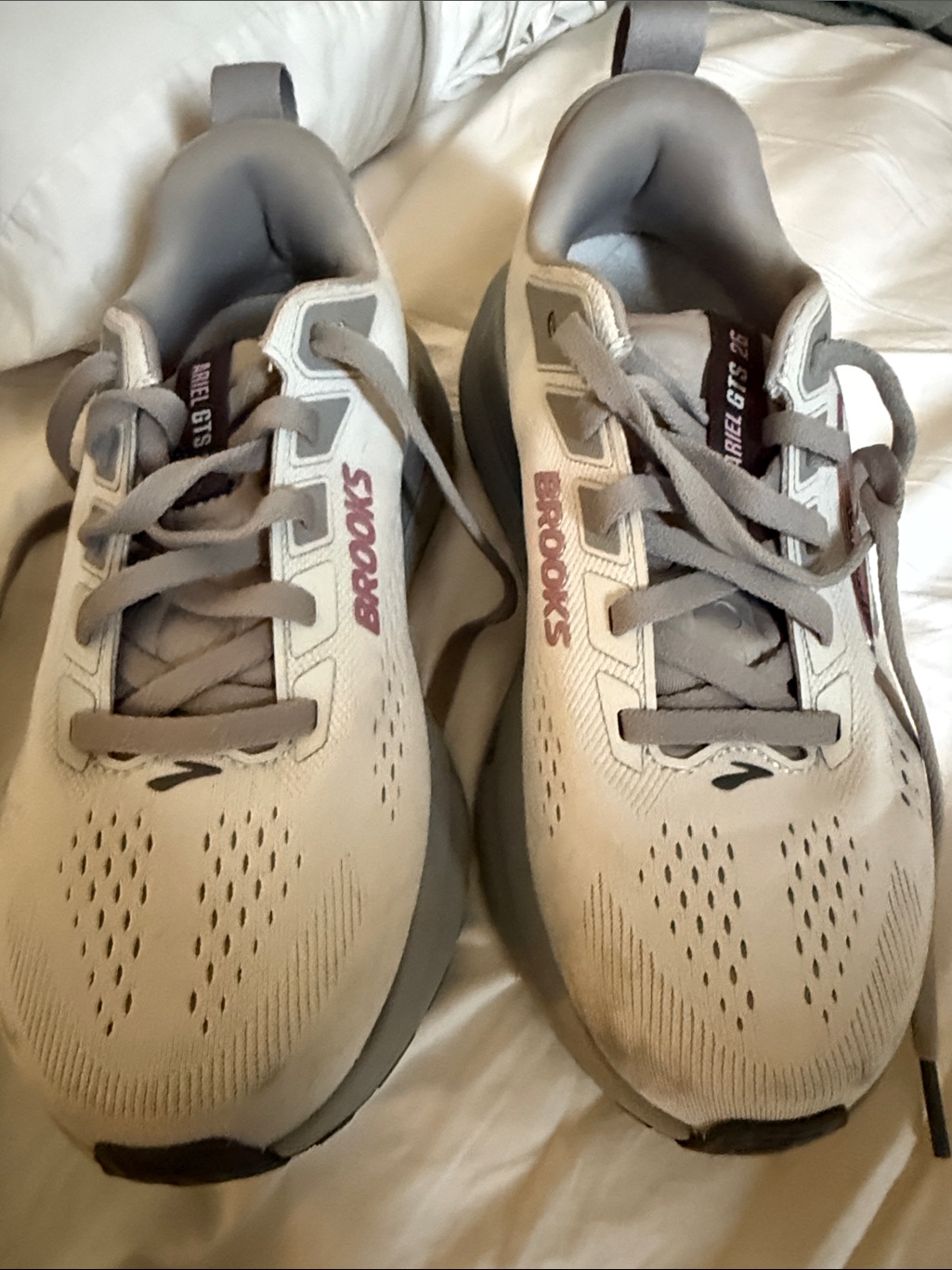 Brooks Ariel 26 Women's Running Shoes In Light Gray With Mauve Logo